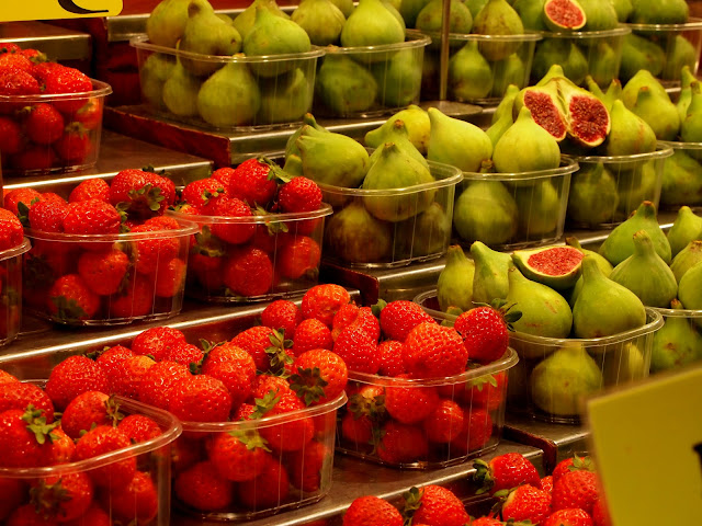 red strawberries la boqueria barcelona