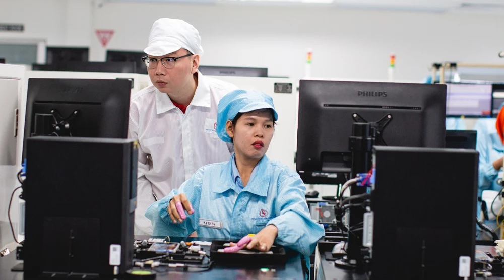 Steven Shi, Head of Southeast Asia, Country Head of Indonesia, Xiaomi, Mengamati Salah Satu Proses Produksi dari Fasilitas Produksi Xiaomi di Batam