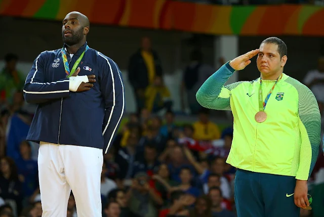 Teddy Riner e Rafael Silva no pódio da categoria acima de 100kg das Olimpíadas Rio 2016