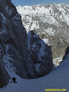 Fernando Calvo Guia de alta montaña UIAGM en Picos de Europa , escaladas y ascensiones #rab #lowealpine #campcassin #redchiliclimbing #oakleyeurope 