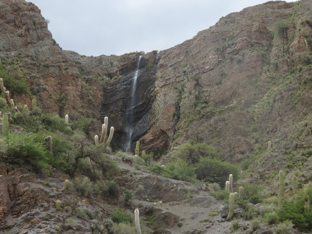 Kleiner Wasserfall am Straßenrand