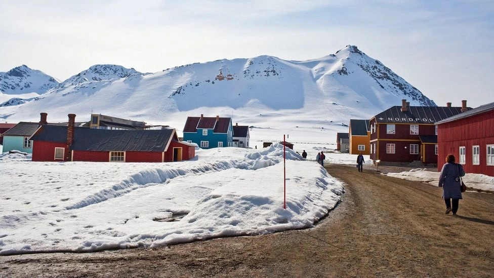 Thị trấn Ny-Alesund trên đảo Spitsbergen, thuộc quần đảo Svalbard. Ảnh: Roger Goodwin.