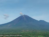 Gunung Semeru beberapa kali erupsi dengan tinggi letusan hingga 1.100 meter