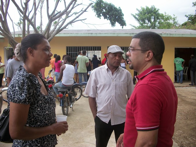 Alexis Sánchez garantiza respaldo a programas educativos en Ingenio Nuevo