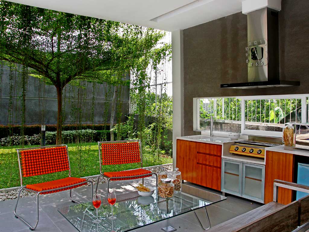 Desain Dapur Terbuka Dengan Taman Dibelakang Rumah Yang Modern