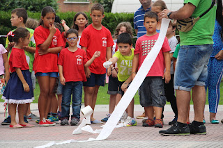 Campeonato de lanzamiento de chapela y papel higiénico infantil en las fiestas de Retuerto