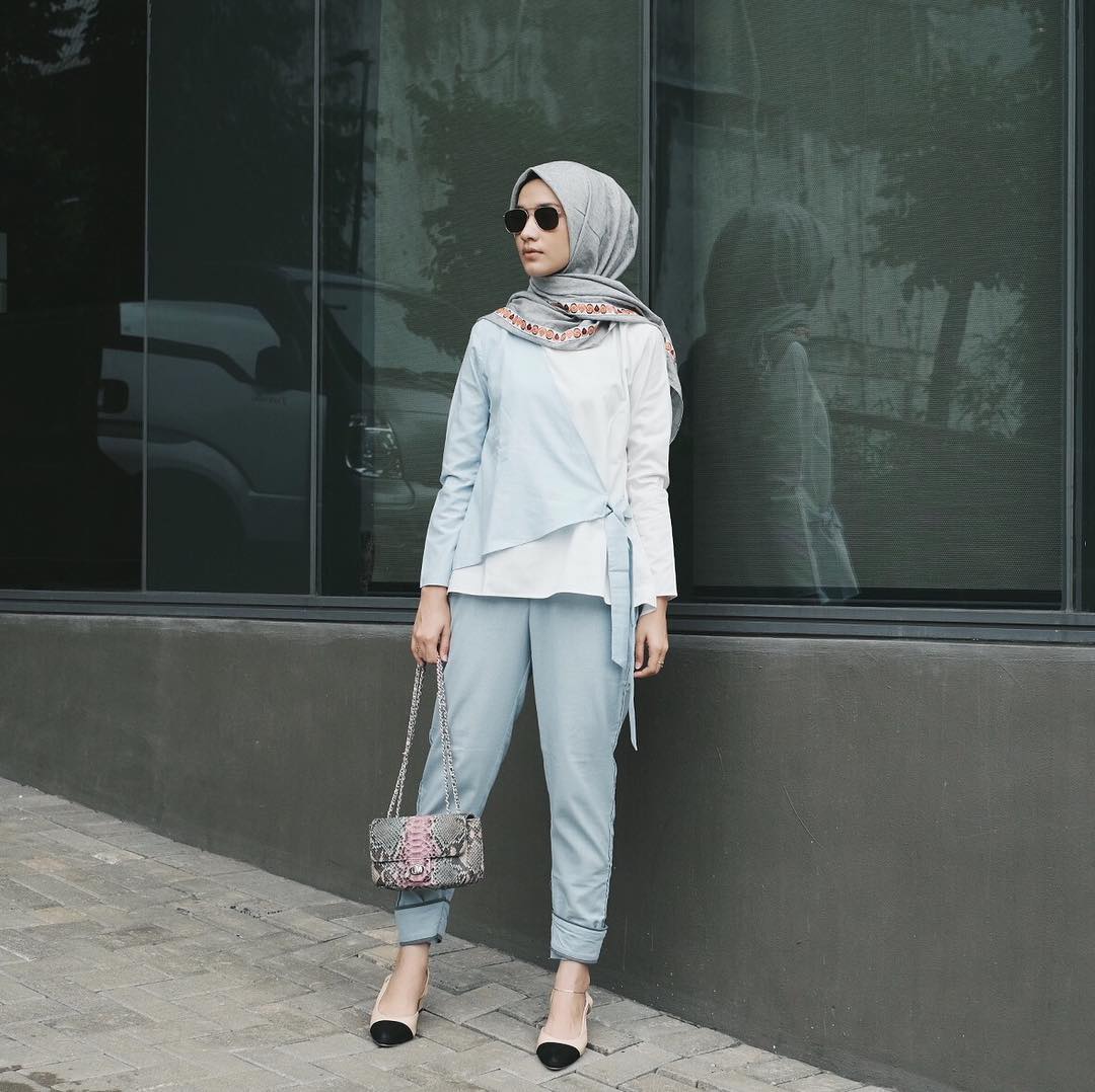 25 Inspirasi OOTD  Hijab  ala Selebgram Terbaru