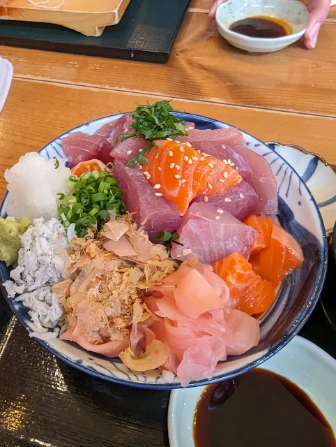 長崎駅前の大庄水産　ぶつ切り刺身まかない丼