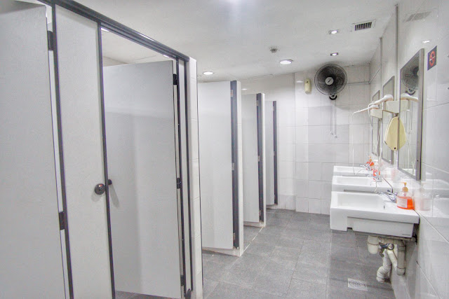Bathroom in Footprints Hostel Singapore
