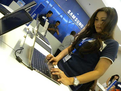 SPG di Samsung Experiental Shop, Grand Indonesia East Mall Lt. 3