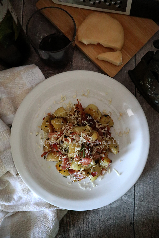 Patate in padella con speck croccante e scamorza affumicata