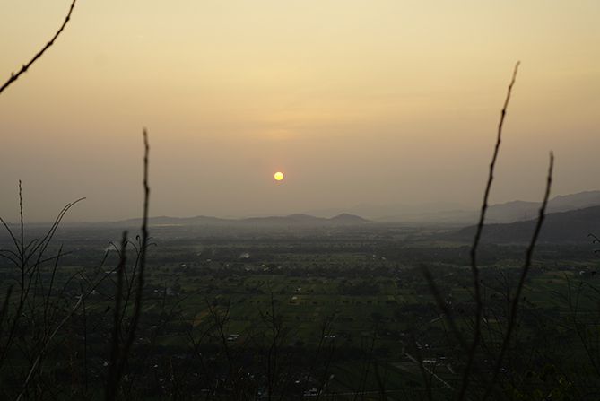 Menikmati sunrise dari perbukitan di dekat Candi Miri