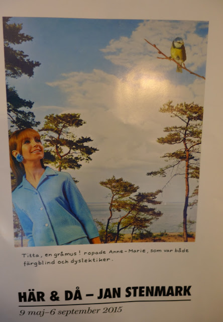 Utställning Jan Stenmark affish fågel retro kvinna dräkt tallar