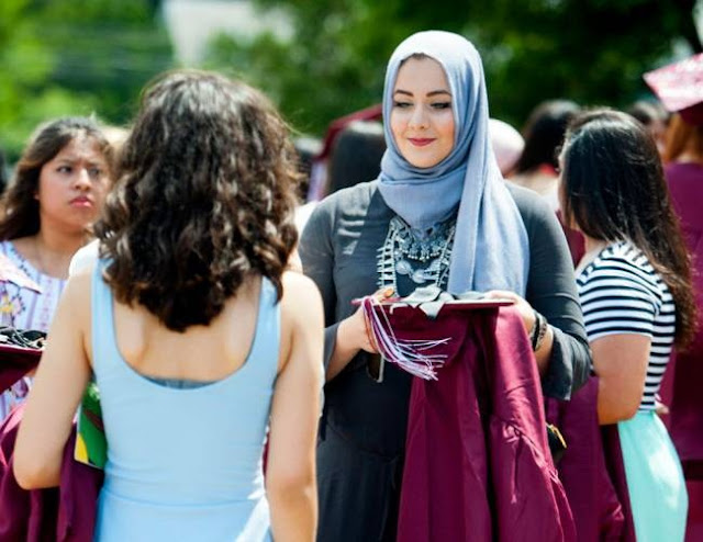Kenakan Hijab, Siswi Inggris Raih Gelar Busana Terbaik