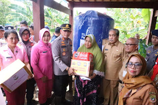 Kapolres Sidrap bersama Bupati Tinjau Lokasi Bencana Banjir di Panca Lautang Sekaligus Beri Bantuan Sembako