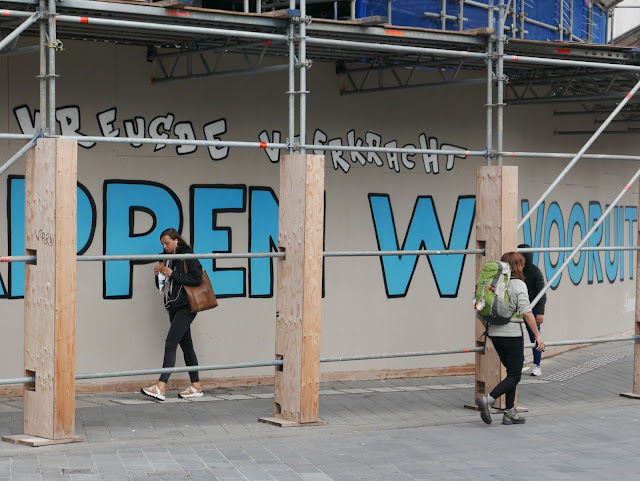 Tekst op bouwplaatsafscheiding. De tekst is niet volledig zichtbaar, waardoor de betekenis van de tekst verandert. Arnhem, 10 juni 2020.