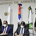 Agricultura y Obras Públicas acuerdan asfaltar cuatro mil kilómetros de caminos vecinales e interparcelarios 