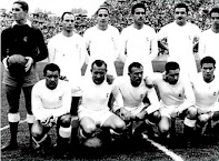 REAL MADRID C. F. - Madrid, España - Temporada 1953-54 - Pazos, Navarro, Oliva, Lesmes II, Muñoz y Zárraga; Joseíto, Olsen, Di Stéfano, Molowny y Atienza - En la temporada 1953-54, primera de Di Stéfano en el club, el REAL MADRID consiguió el título de Liga, lo que no ocurría desde la temporada 1932-33. El entrenador fue el uruguayo Enrique Fernández Viola