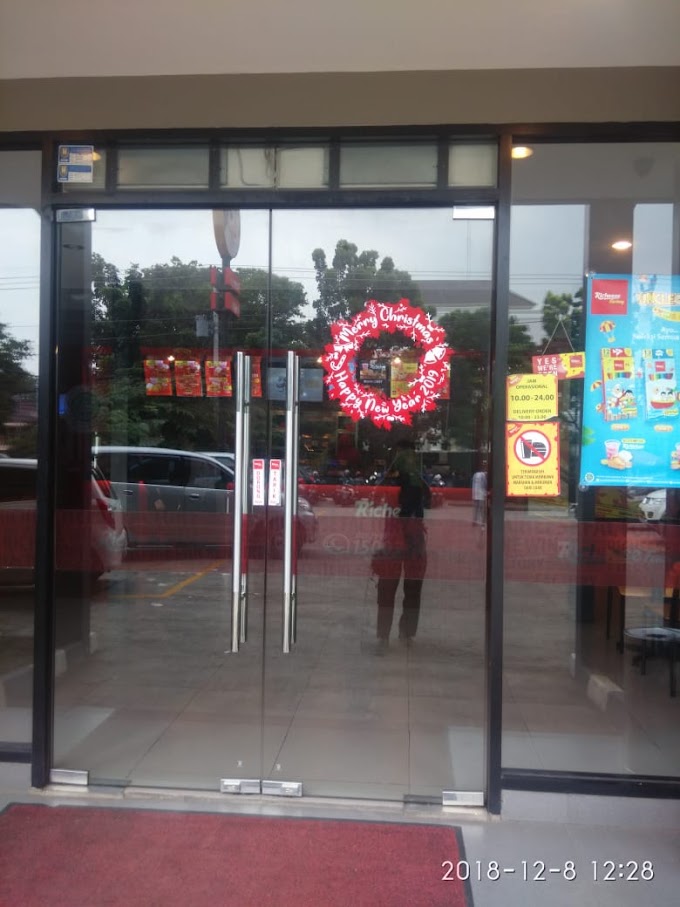 Cutting Sticker Christmas 2018 and Happy New Year 2019 Richeese Outlet Semarang