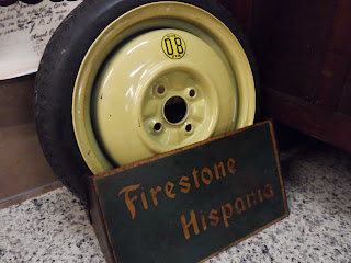 Neumatico vintage y cartel de firestone, feria de antiguedades de Burgos