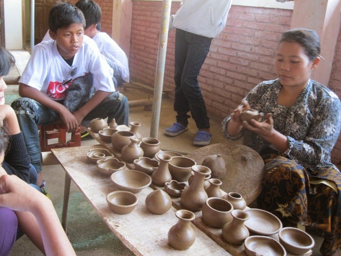 krisna Belajar Membuat Gerabah  di Bayat