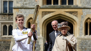  Next London Olympics 2012 : Olympic Flame Greeted by The Queen