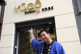 JULIÁN MARMOL EN LA PUERTA DE YUGO SUSHI & KOBE. BLOG ESTEBAN CAPDEVILA