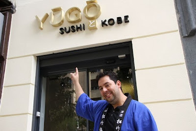 JULIÁN MARMOL EN LA PUERTA DE YUGO SUSHI & KOBE. BLOG ESTEBAN CAPDEVILA