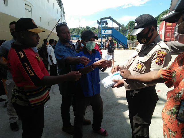 Pengamanan di Masa Pandemi, Personil Polsek KPL Jayapura Bagi Masker di Pelabuhan