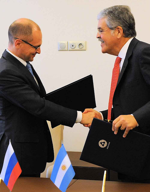 Ministro argentino De Vido (dir.) foi para Rússia, mas não viu o dinheiro prometido.