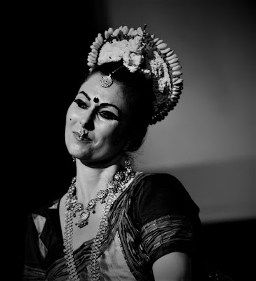 Odissi Napoli EX ASILO FILANGIERI NAPOLI nell'ambito di  NAPOLI BOLLYWOOD FESTIVAL 2019 direzione artistica: Veronica Aishanti presenta  DANZE CLASSICHE INDIANE BHARATA NATYAM e ODISSI Performance preceduta da Salangai Puja sabato 11 maggio 2019, dalle ore 19.30   Repertori:  BHARATA NATYAM Puspanjali (Tala Adi; Raga Nattai) Vinayaka Kavuthuvam  (Tala Adi, Raga Nata) Varavina Gita (Tala Rupakam; Raga Mohanam) Gajananam Slokam Coreografia: Smt Guru Yamini Krishnamurthy Interpreti: Veronica Aishanti; Francesca Jesi Docente: Marialuisa Sales  ODISSI Saveri Pallavi (Raga Saveri, Tala Ekotali, Tripota, Khemta)   Coreografia: Guru Kelucharan Mohapatra Interprete: Marialuisa Sales  L'ASILO Vico Maffei 4, Napoli L'evento inizierà con una breve conferenza visiva a cura di Veronica Aishanti e Clarissa Ladogana che illustrerà le caratteristiche e le differenze tra il cinema Hindi e il cinema Tamil (cenni storici, gli attori, i coreografi).  Saranno presenti ospiti d'eccezione direttamente dall'India e  stands (bazar di abiti indiani, mehendi tatoo artist, bar bio, agenzie di viaggio per l'India, ristorante indiano)