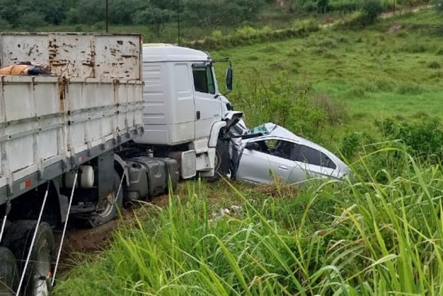 Carro e carreta colidem na BR-101; vítima de Sapeaçu morre após ser socorrida