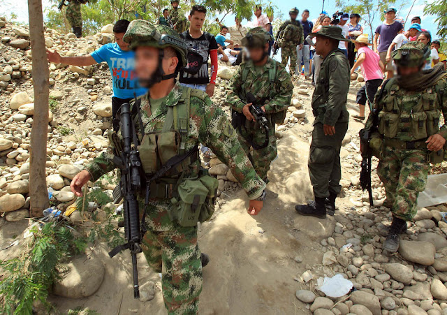 Comandos del Batallón de Fuerzas Especiales No 4 patrullan la frontera con Venezuela.