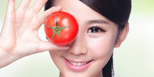 Tomat, buah yang mengandung likopen senyawa ini ternyata bisa membantu melindungi dari kerusakan pada kulit akibat terkena sinar matahari secara alami