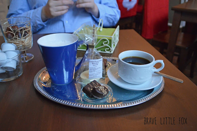 Kaffee und heiße weiße Schokolade mit Pralinen