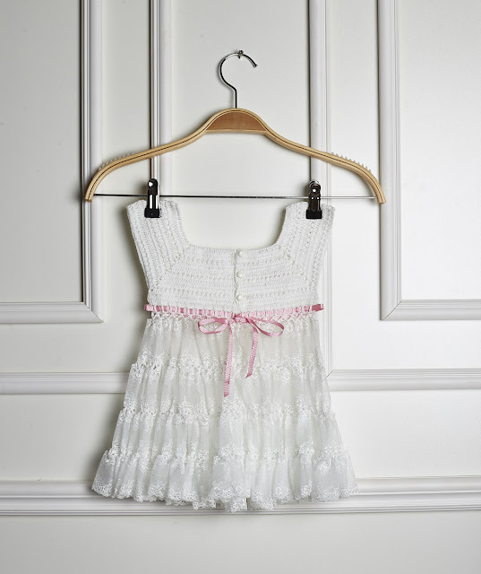 Vestido de crochê infantil branco e rosa - Receita, gráfico e passo a passo