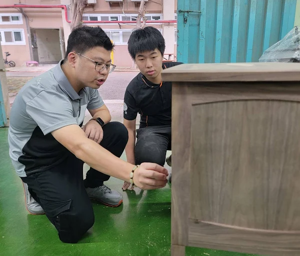 ▲蔡浩章訓練師指導9月即將赴法國里昂參加第47屆國際技能競賽的家具木工職類國手蔡昀融。（中彰投分署提供）