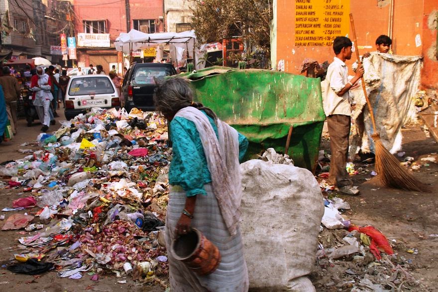 You Will Want To Recycle Everything After Seeing These Photos! - Open Dumping In The Streets Of New Delhi, India