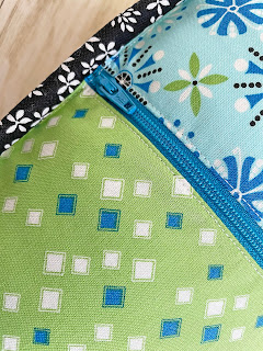 A Bit of Scrap Stuff Blog #ABitofScrapStuffBlog #FreeTutorial #Pillow #QuiltedPillow #RileyBlakeDesigns #SandyGervais