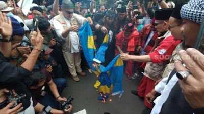 Pembalasan Pembakaran Alquran, Massa PA 212 Bakar Bendera Swedia di Depan Kedubes!