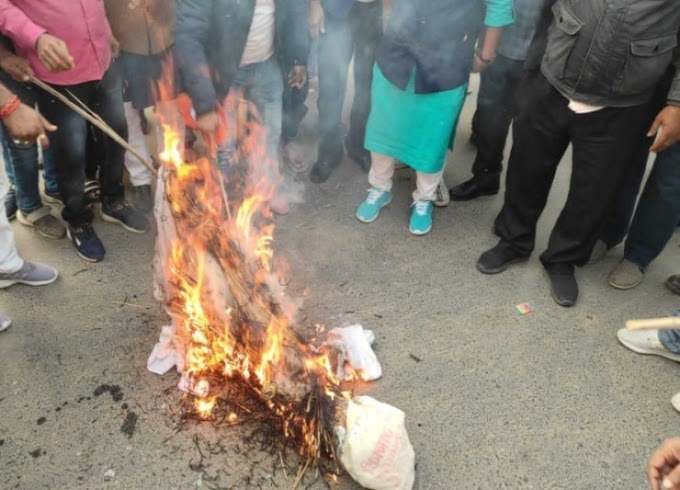 बलिया में कोटेदारों ने आम आदमी पार्टी के राज्यसभा सांसद संजय सिंह का किया पुतला दहन 