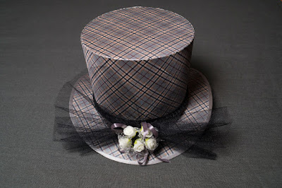 Стильная дамская шляпа цилиндр декорированная цветами, лентами и вуалью