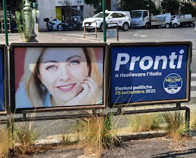 Wahlplakat mit dem Gesicht von Giorgia Meloni und der Aufschrift 'Pronti a risollevare l'Italia'