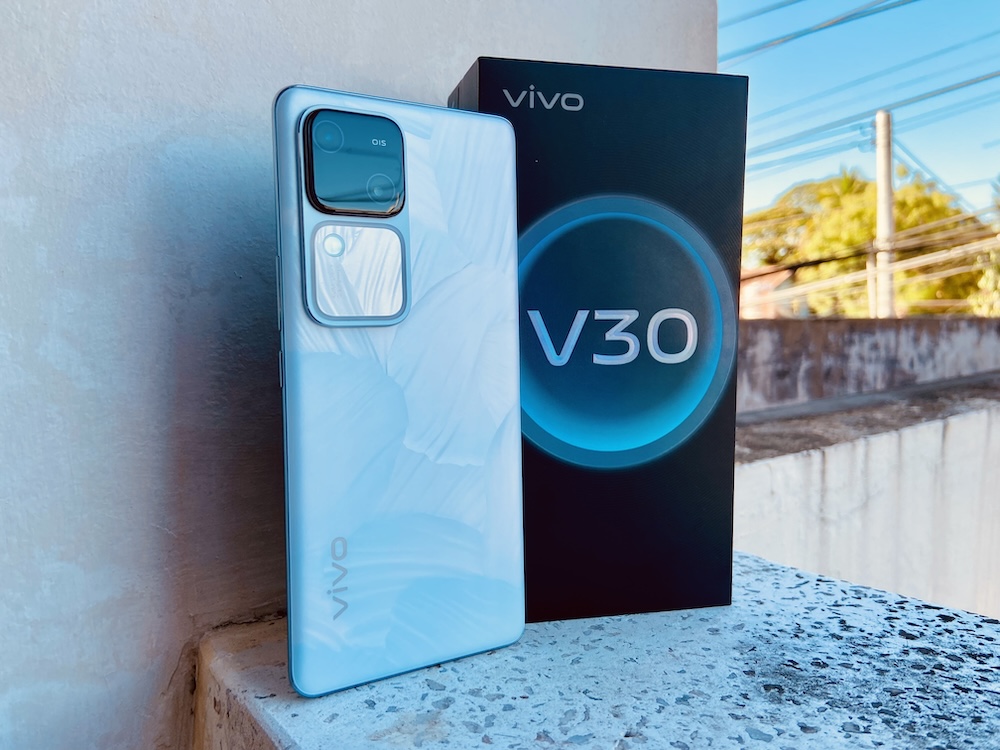 vivo V30 with Retail Box