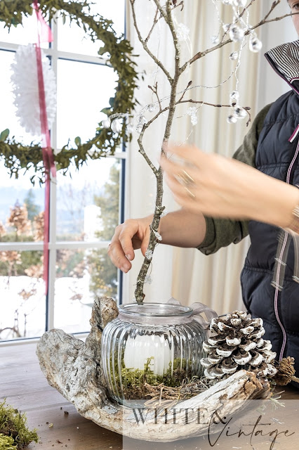 DIY-Winterdeko aus Naturmaterialien. Mit Zapfen, Zweigen und Baumwurzel dekorieren.