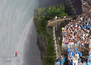 Pria Ini Nekad Menyebrangi Niagara Dengan Seutas Tali