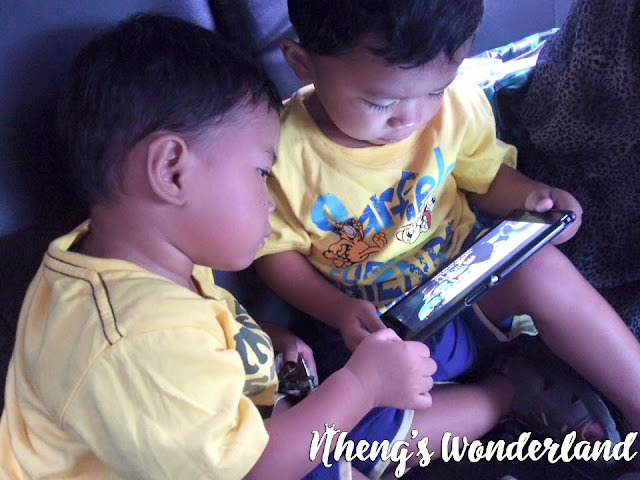 fraternal-twin-boys-playing-gadget