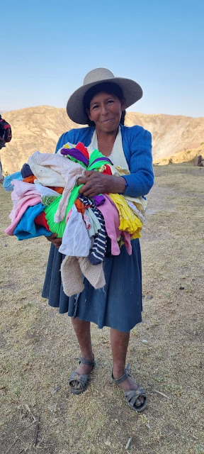 Gebrauchte Kleidung: In den Gemeinden in den Bergen Boliviens fand ich viel Armut, arme Familien: Kinder ohne Schuhe und ohne Kleidung zum Wechseln, sie verbringen Wochen in derselben Kleidung. Das hat mich bewegt und mein Herz berührt, etwas für sie tun zu können. Aus diesem Grund habe ich Kleider in viele Gemeinden gebracht. Dies bedeutet jedoch auch Kosten für Benzin und ständige Aufrechterhaltung der Mobilität, da die Straßen sehr gefährlich sind und wir sogar das Risiko eines Überschlags eingehen können [Vor kurzem hatte unser Bischof und ein befreundeter Padre auf einer Straße hier in der Nähe einen schweren Verkehrsunfall, der aber ohne große Verletzungen abging]. Dank Gott und Ihrer Gebete konnte ich sicher ankommen, um mich nach unseren Möglichkeiten um die Bedürfnisse der Menschen kümmern zu können, wie Sie in meinen Facebook-Posts und den Internetseiten gesehen haben. Es handelt sich um Kleiderspenden aus den bolivianischen Städten.