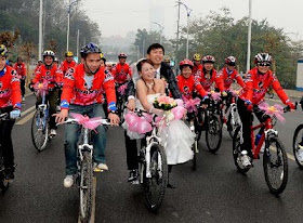 Couple married on bicycle picture