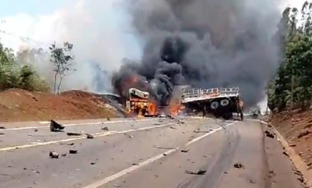 Caminhoneiro que morreu carbonizado em acidente com 3 veículos neste domingo (12) foi identificado